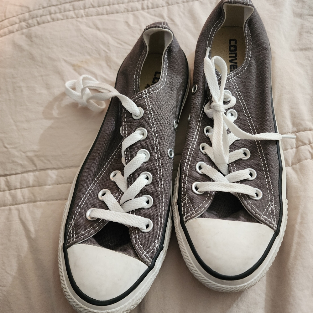 Womens Converse Size 8 EUC